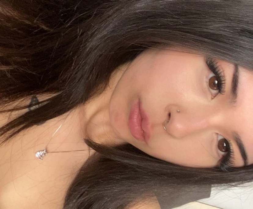 Sarah Burton (21), $350, Have pets, Smoker, and No children