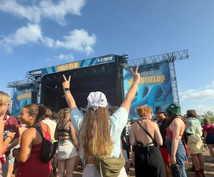 Alina (18), $200, LGBTQIA+, Non-smoker, No pets, and No children