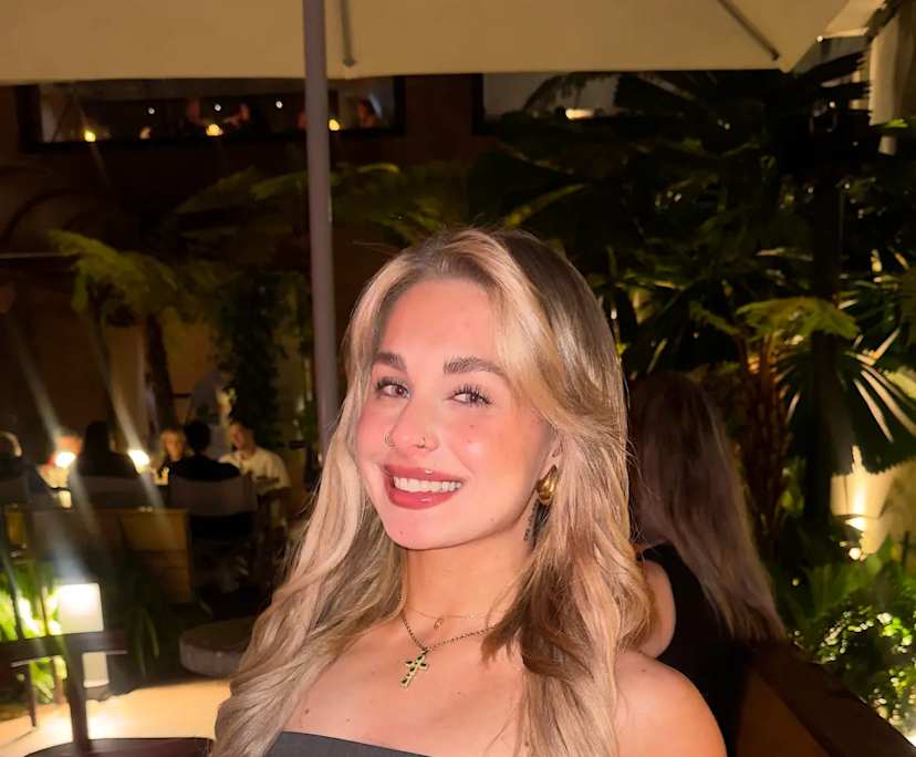 Dena (22), $450, Have pets, Smoker, and No children