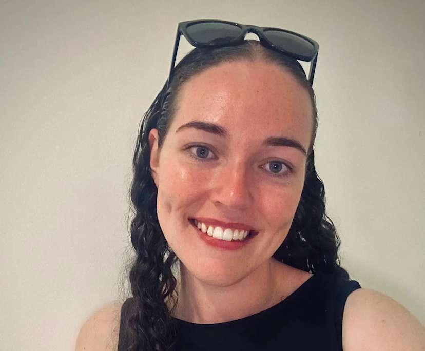 Laura (25), $380, Non-smoker, No pets, and No children