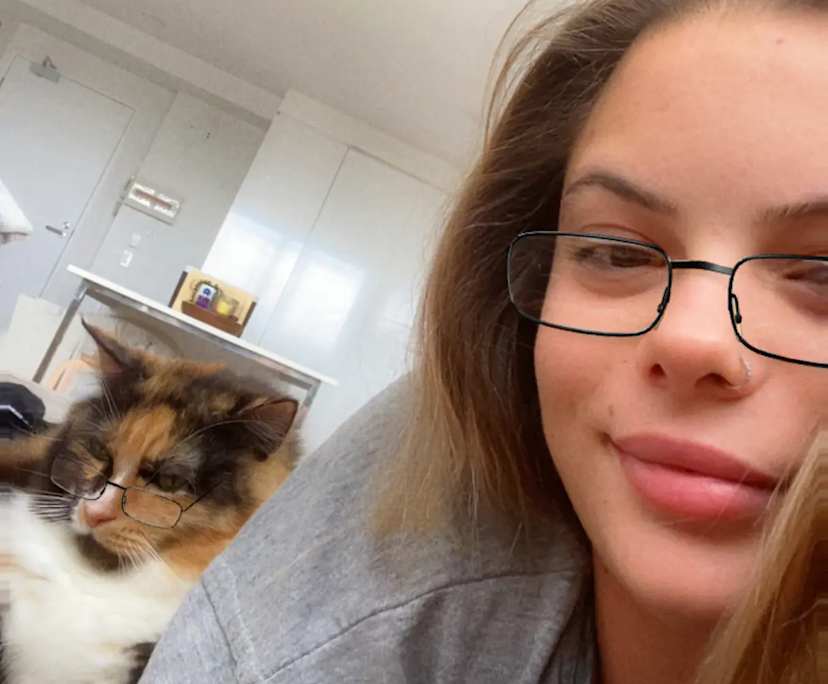 Leeza (23), $300, Smoker, Have pets, and No children