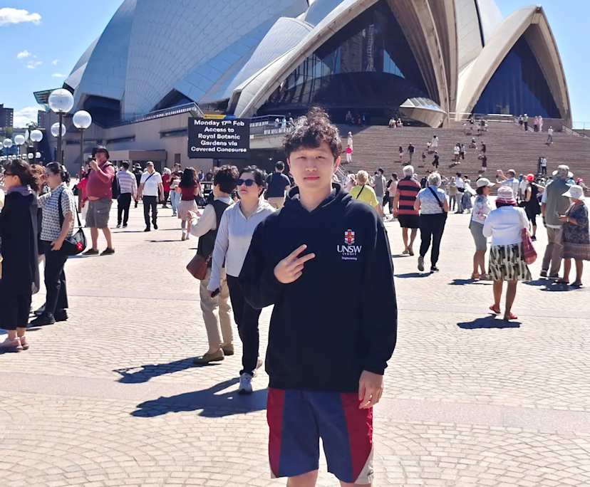 KL (23), $350, No pets, Non-smoker, and No children