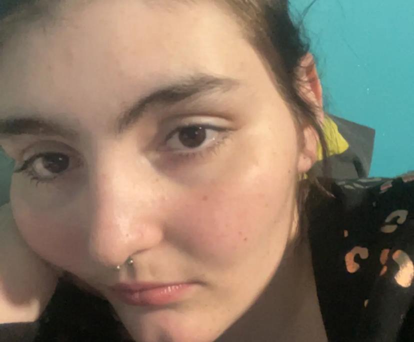 Chloe (23), $400, LGBTQIA+, Non-smoker, Have pets, and No children