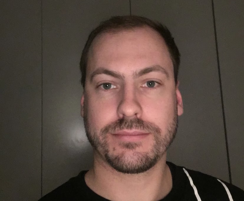 Alex (34), $300, Non-smoker, Have pets, and No children