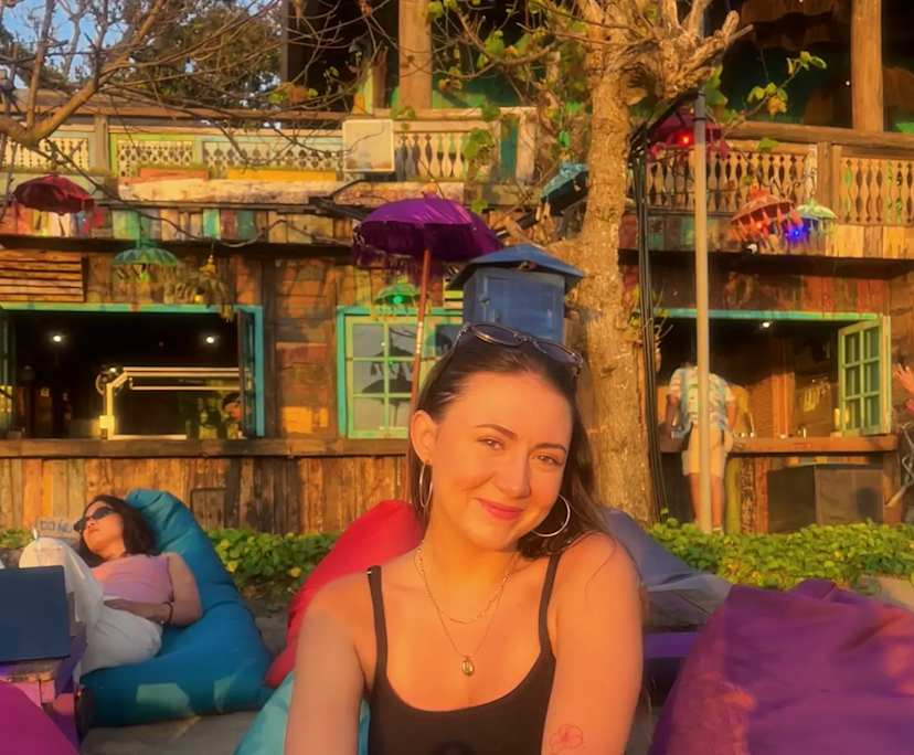 Ellie (25), $380, Non-smoker, No pets, and No children