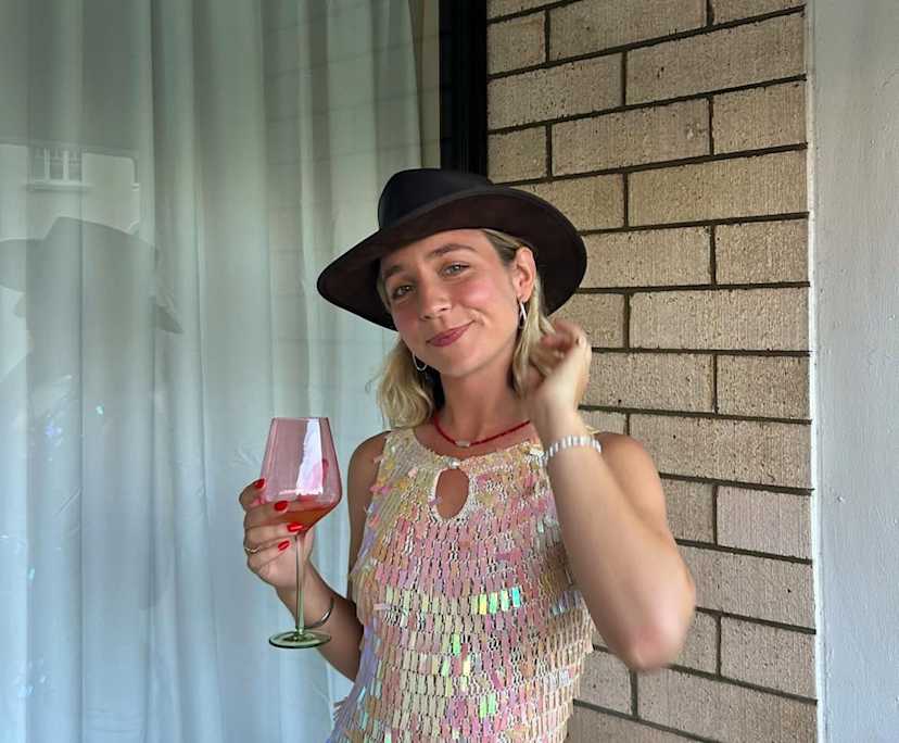 Gabby (30), $700, Non-smoker, Have pets, and No children