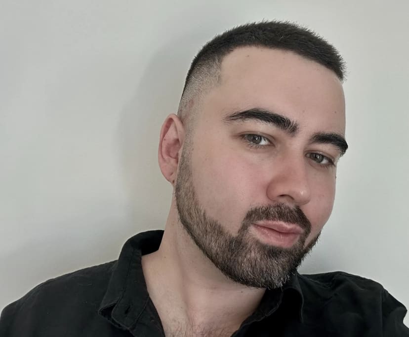 Jared (34), $750, LGBTQIA+, Non-smoker, Have pets, and No children