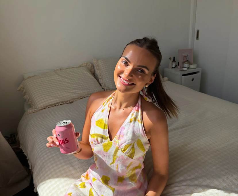 Sophie (26), $380, Non-smoker, No pets, and No children