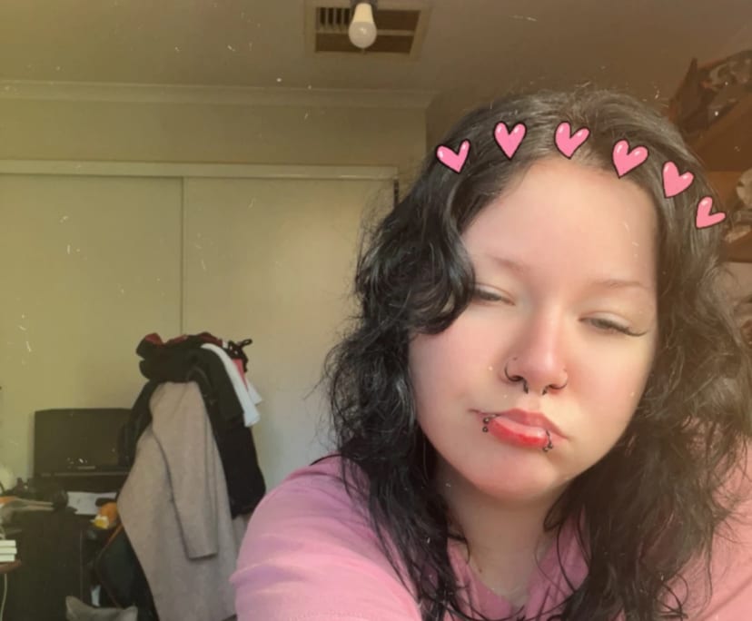 Alyssa (22), $200, LGBTQIA+, Have pets, Smoker, and No children
