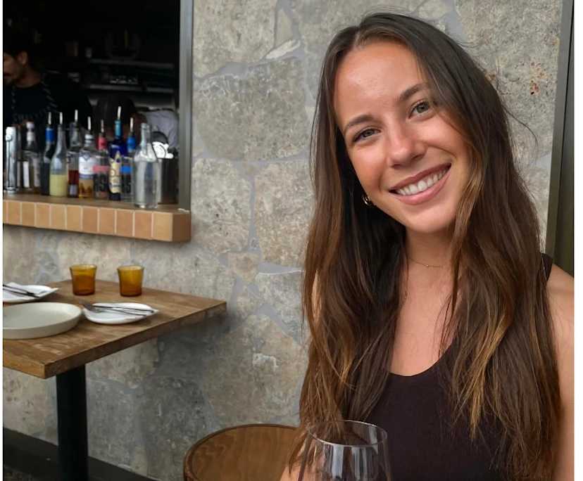 Anna (29), $350, No pets, Non-smoker, and No children