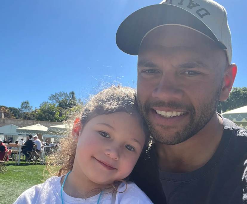 Ronnie (33), $300, Non-smoker, Have children, and No pets