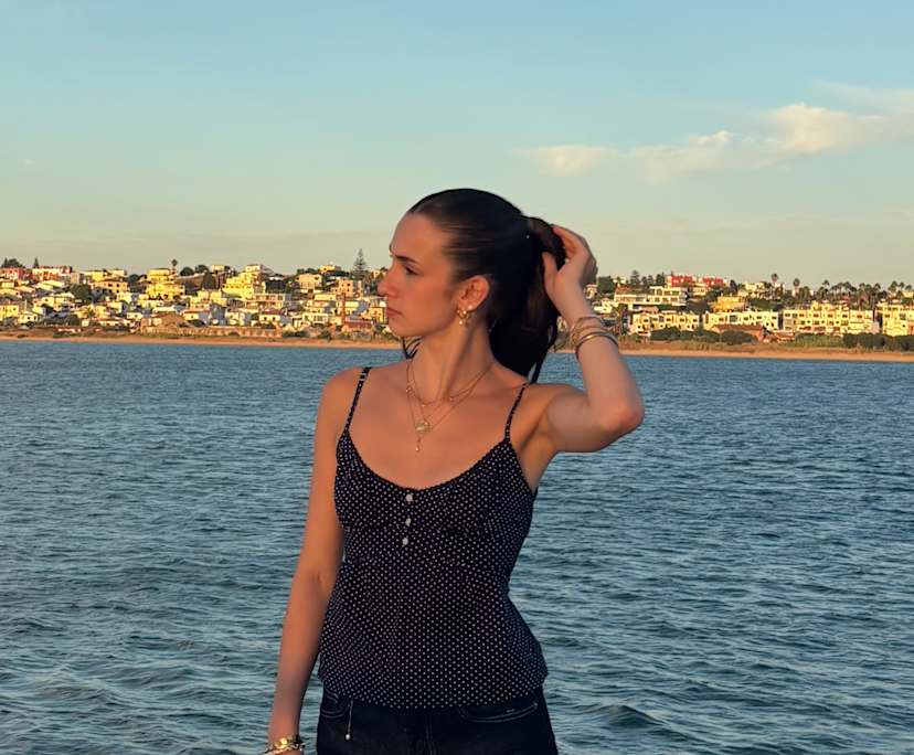 Livia (19), $300, Non-smoker, No pets, and No children