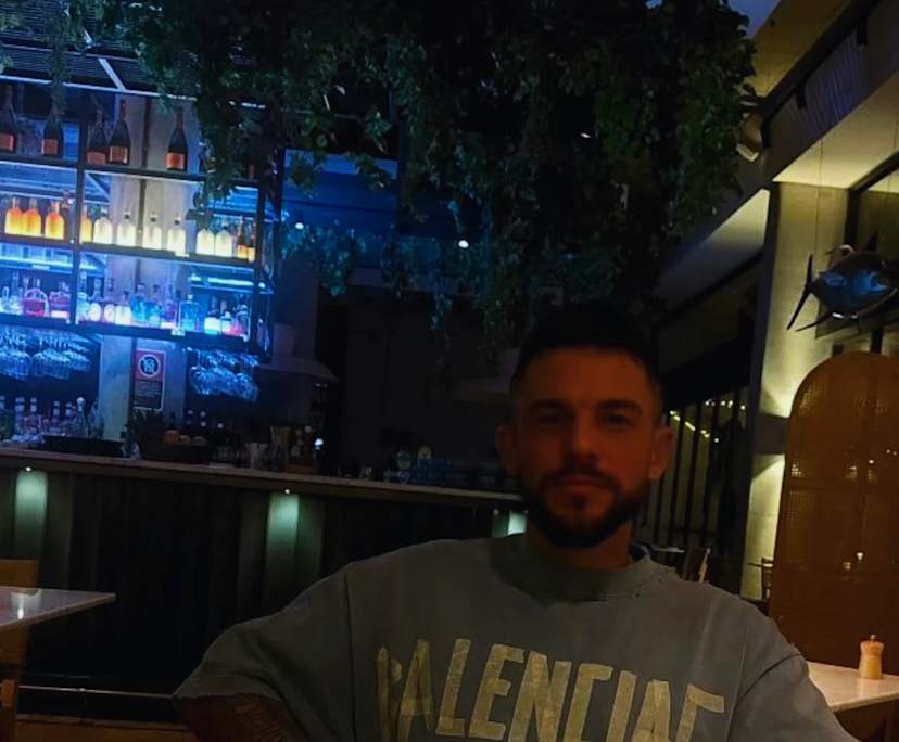 Scott (40), $500, Non-smoker, Have pets, and No children