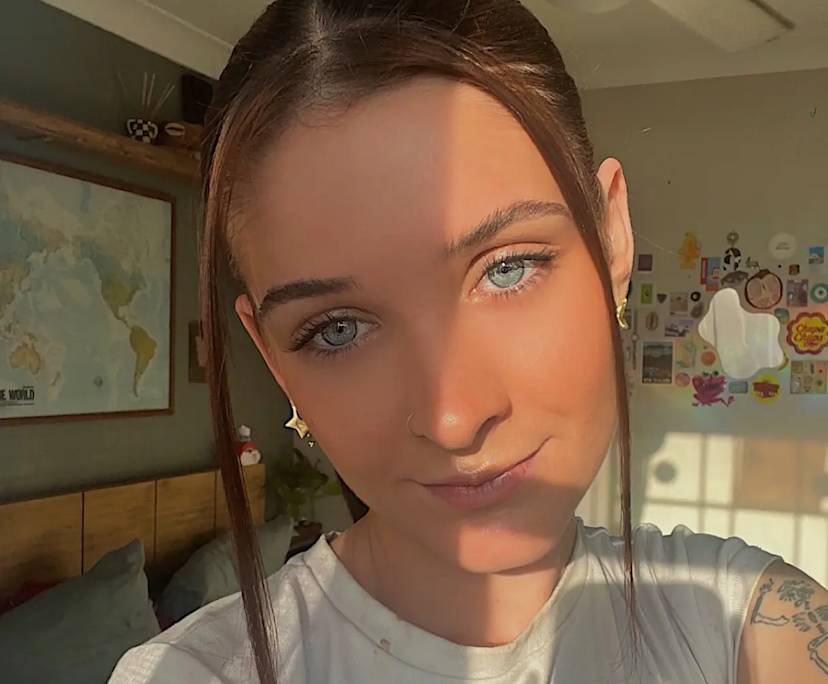 Lily (22), $400, Non-smoker, Have pets, and No children