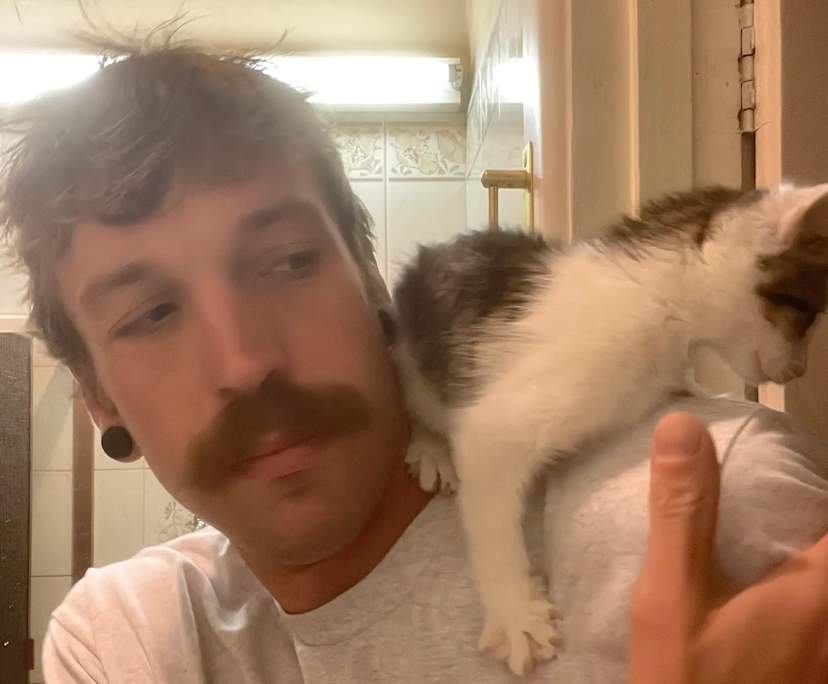 Ethan (34), $300, LGBTQIA+, Non-smoker, Have pets, and No children