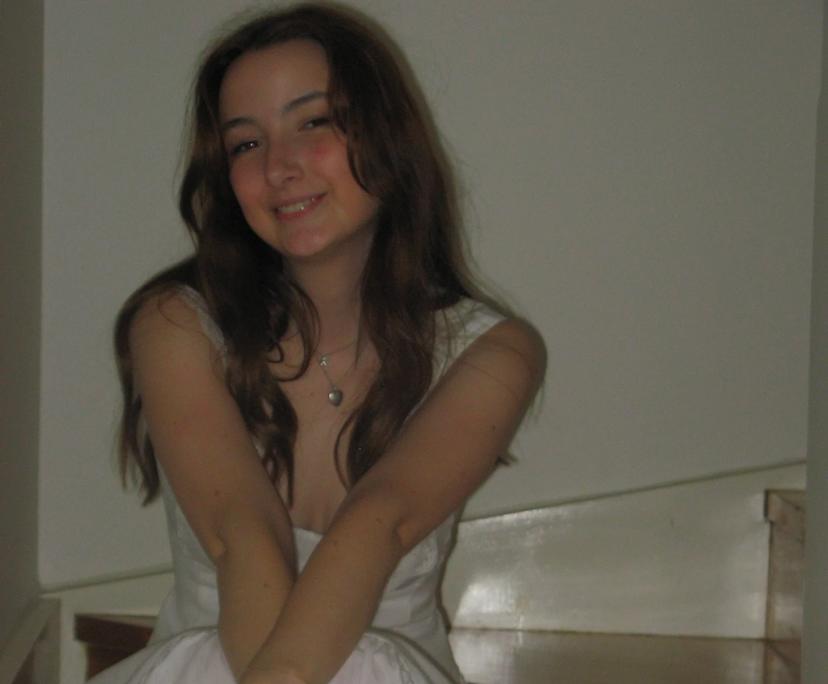 Zoe (25), $300, Non-smoker, Have pets, and No children