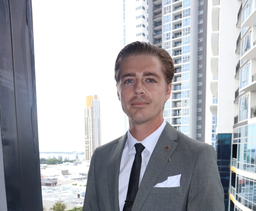 Sam (32), $750, Non-smoker, Have pets, and No children