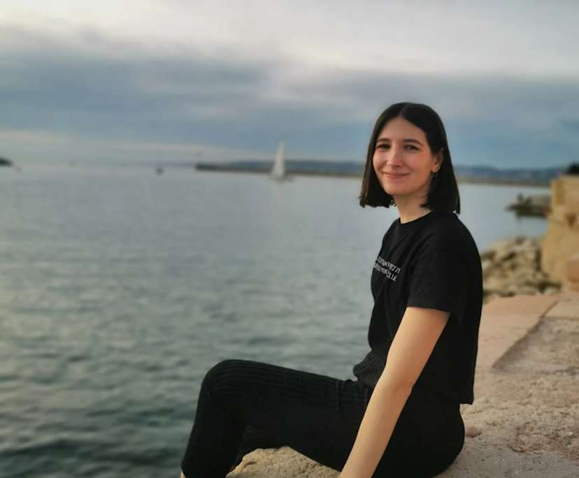 Noémie (28), $250, LGBTQIA+, Non-smoker, Have pets, and No children