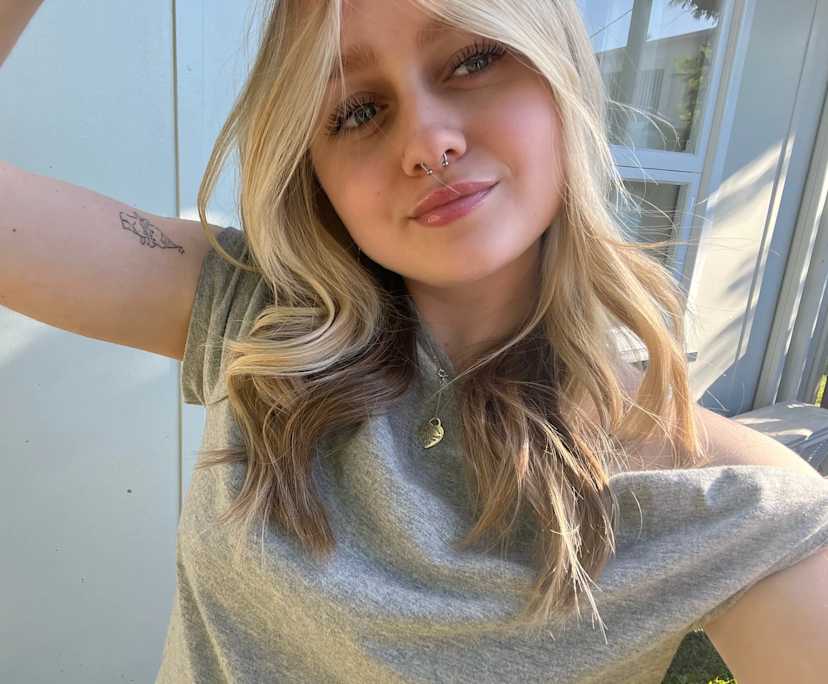 Mia (20), $300, Non-smoker, No pets, and No children