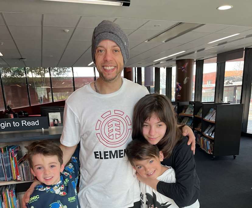 Daniel (36), $350, Non-smoker, Have children, and No pets