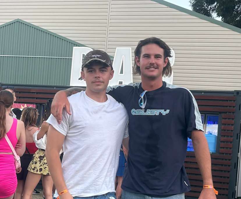 Tommy (18), $300, Non-smoker, Have pets, and No children