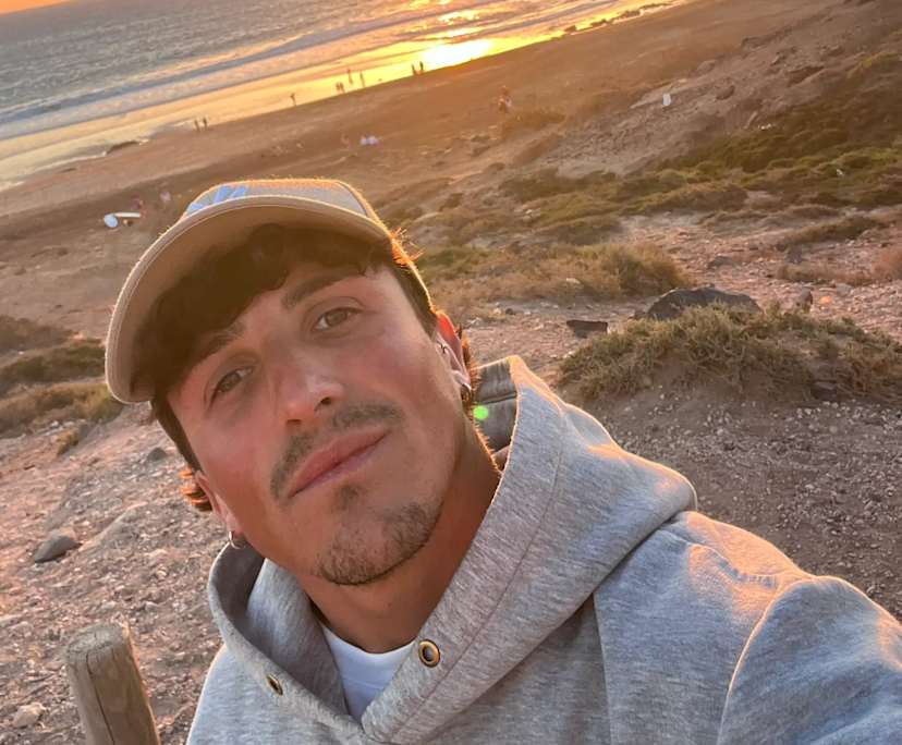 Daniele (25), $300, Have pets, Non-smoker, Have children, and No pets