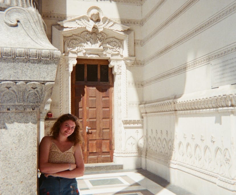 Eliza (24), $325, Non-smoker, Have pets, and No children