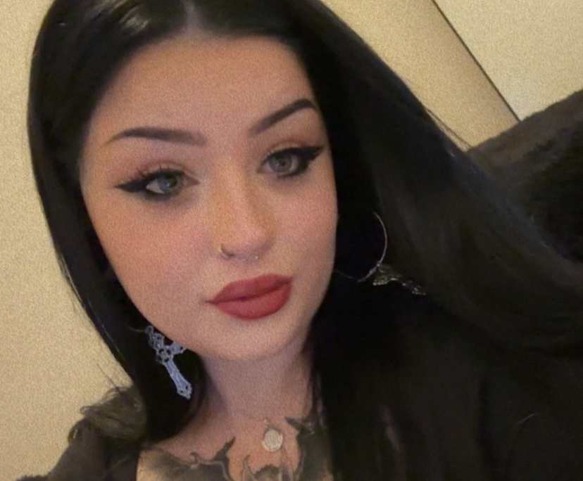 Katie (29), $300, LGBTQIA+, Non-smoker, Have pets, and No children