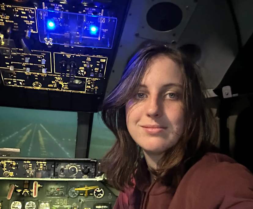 Hannah (22), $450, Non-smoker, Have pets, and No children