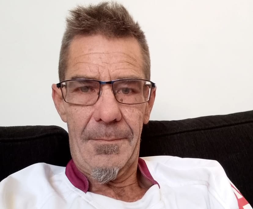 Tony (50), $300, Non-smoker, Have pets, and Have children