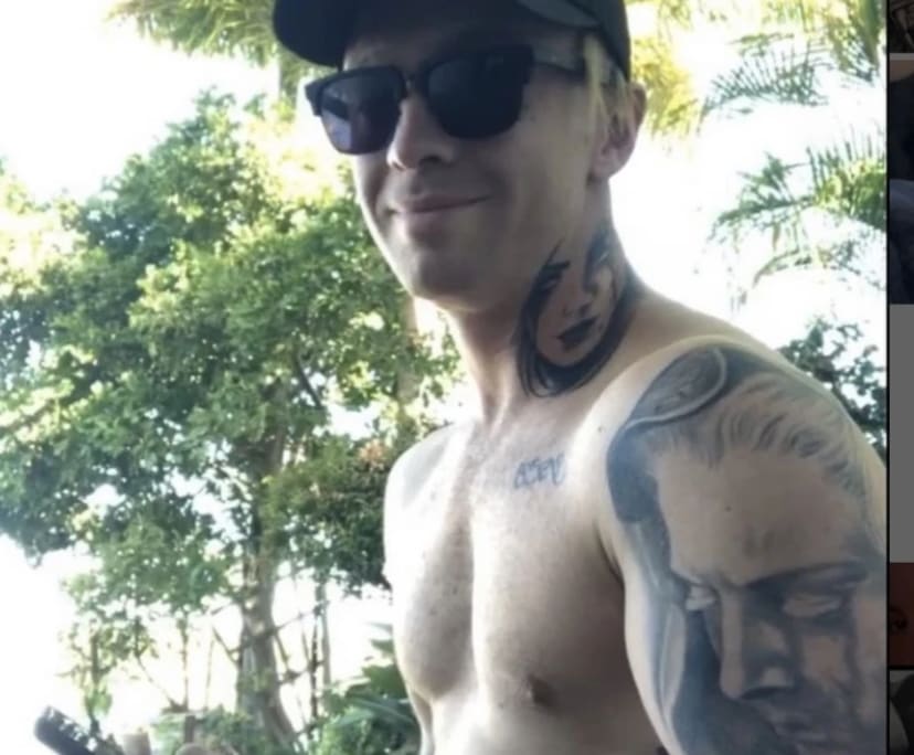 Andrew (25), $900, Non-smoker, Have pets, and No children