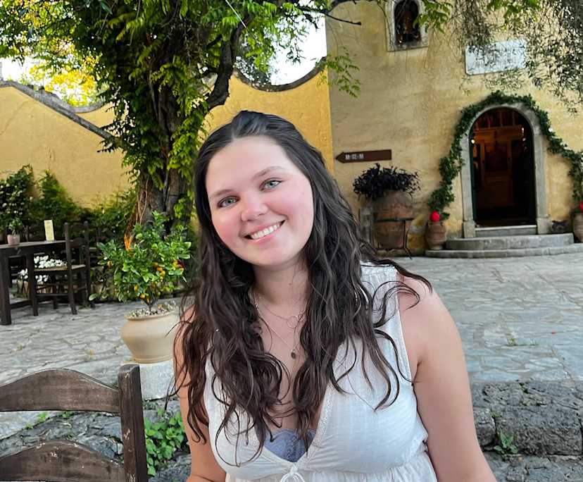 Holly (20), $450, Non-smoker, No pets, and No children