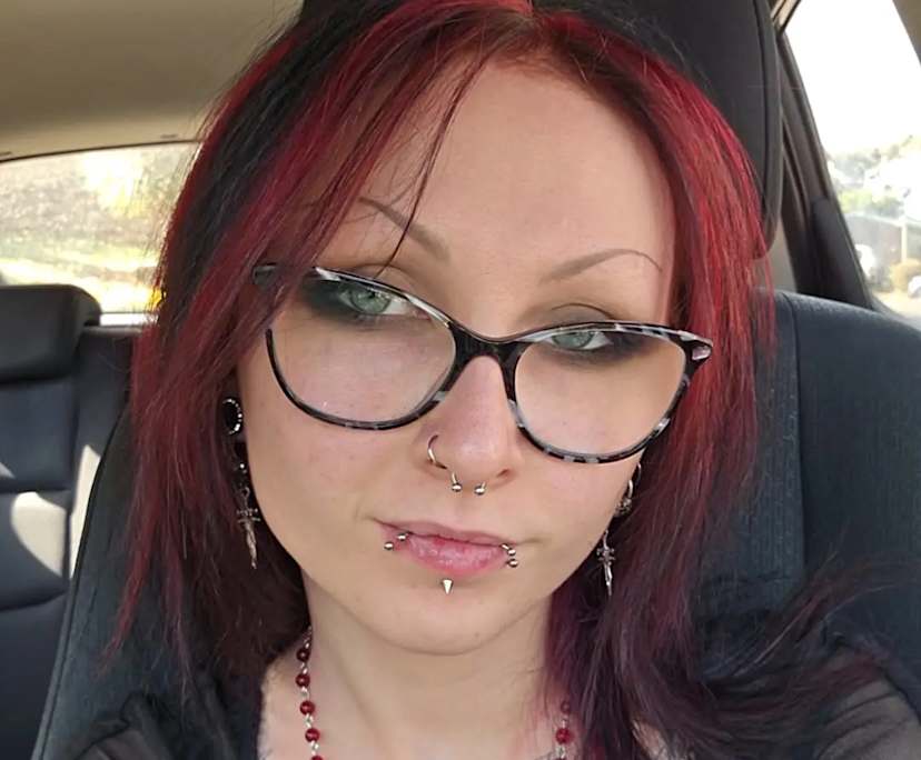 Monique (23), $250, LGBTQIA+, Non-smoker, Have pets, and No children