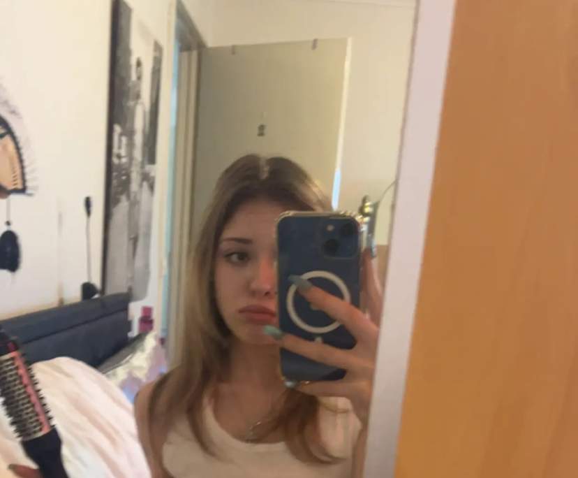 Chloe (20), $300, Have pets, Smoker, and No children