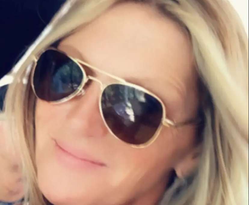 Karen (55), $400, Non-smoker, Have pets, and No children