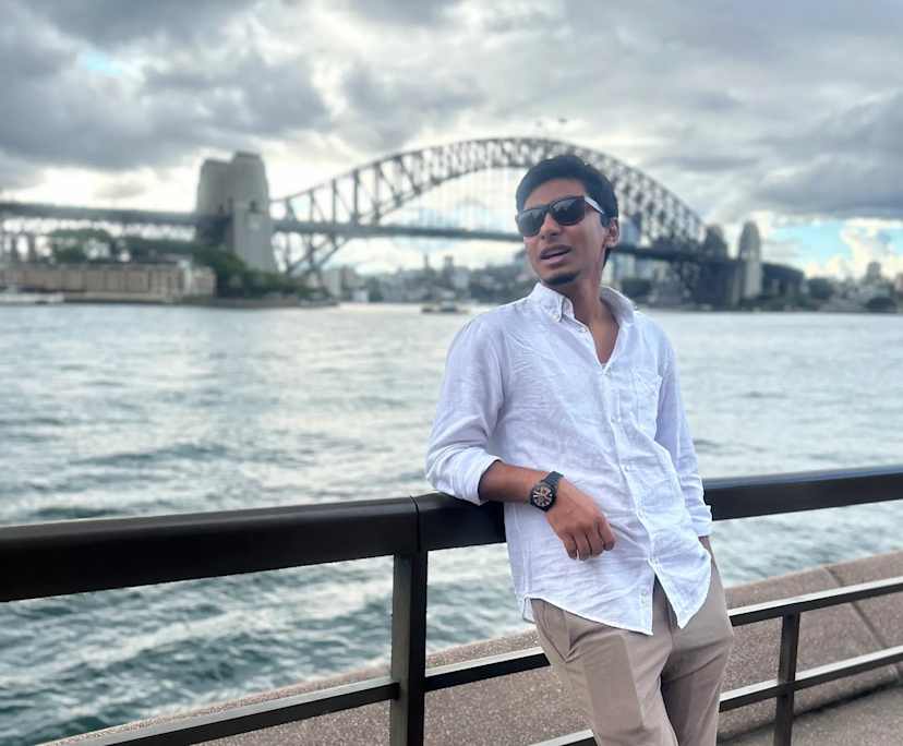 Joshua (27), $550, Non-smoker, Have pets, and No children