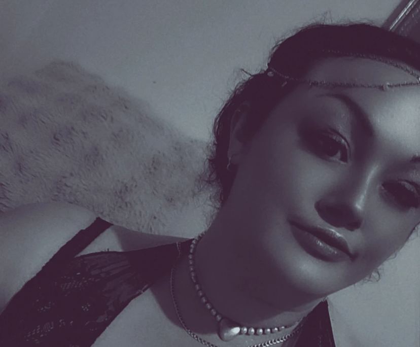 Bianca (29), $450, Non-smoker, No pets, and No children