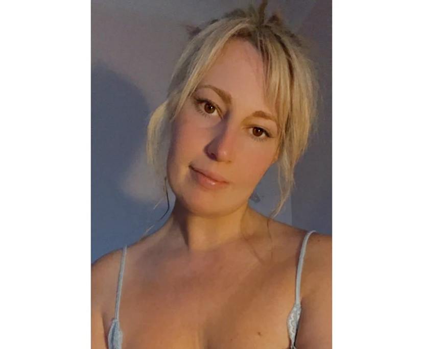 Scarlett (33), $380, Non-smoker, No pets, and No children