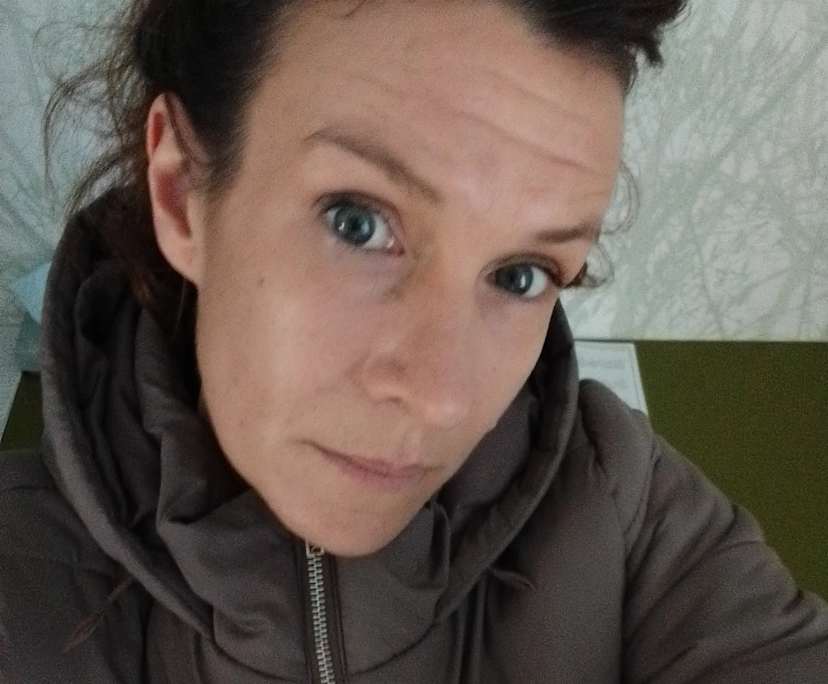 Julia (48), $250, LGBTQIA+, Have pets, Smoker, and No children