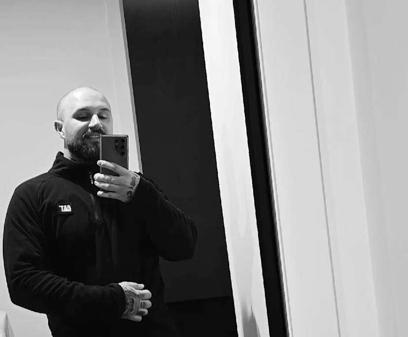 Alex (34), $300, Non-smoker, Have pets, and No children