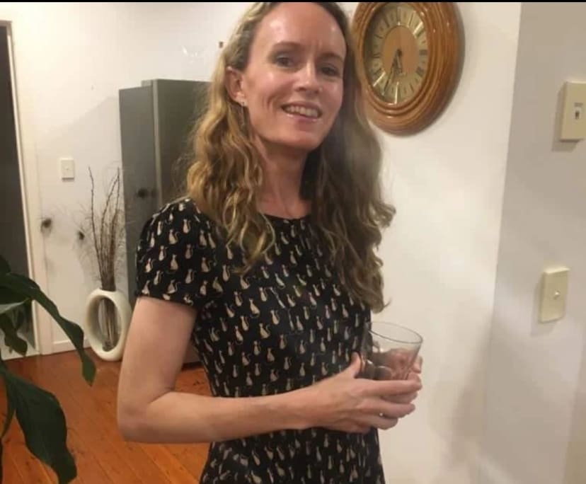 Deb (44), $300, Non-smoker, Have pets, and No children