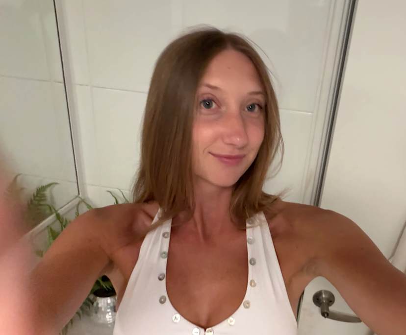 Francesca (24), $400, Non-smoker, No pets, and No children