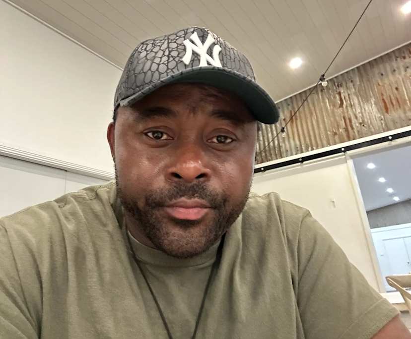 Samuel (42), $350, Non-smoker, Have children, and No pets