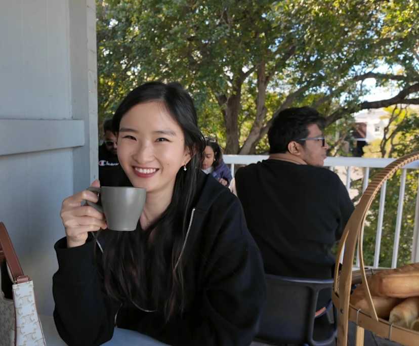 Olivia (27), $450, Non-smoker, No pets, and No children