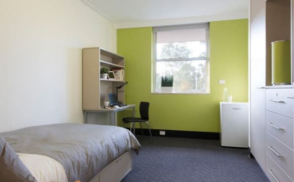 Furnished room in a flatshare