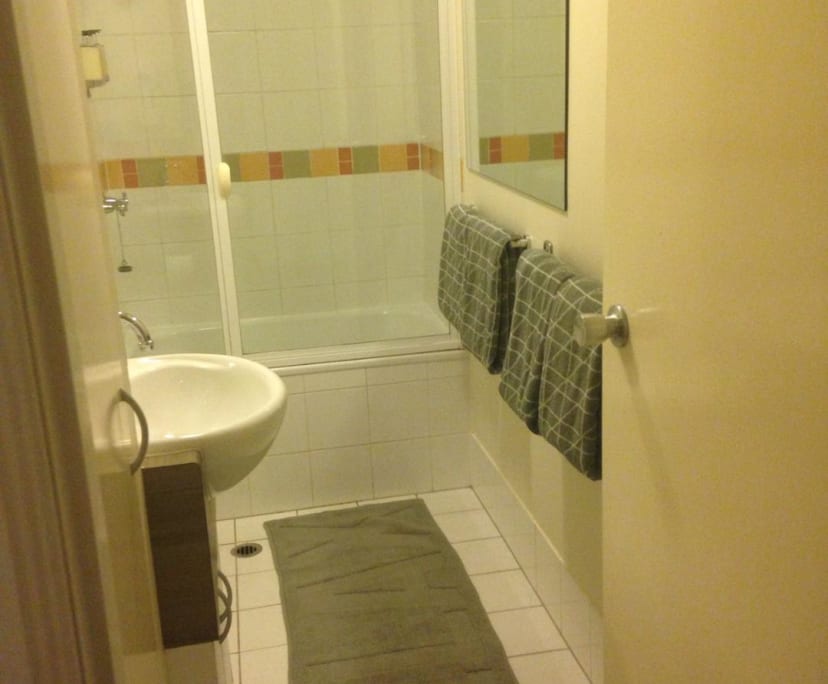 $595, 1-bed, 1 bathroom, Melbourne VIC 3000