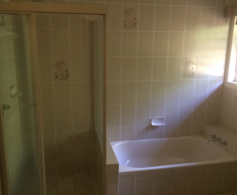 $350, Share-house, 3 bathrooms, Benowa QLD 4217