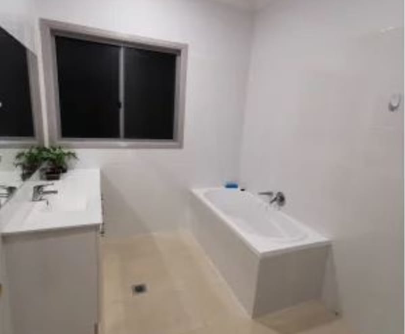 $170, Share-house, 4 bathrooms, Newtown QLD 4350