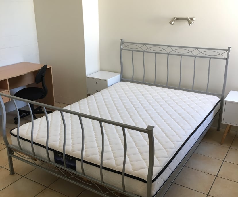 $370, 1-bed, 1 bathroom, Spring Hill QLD 4000