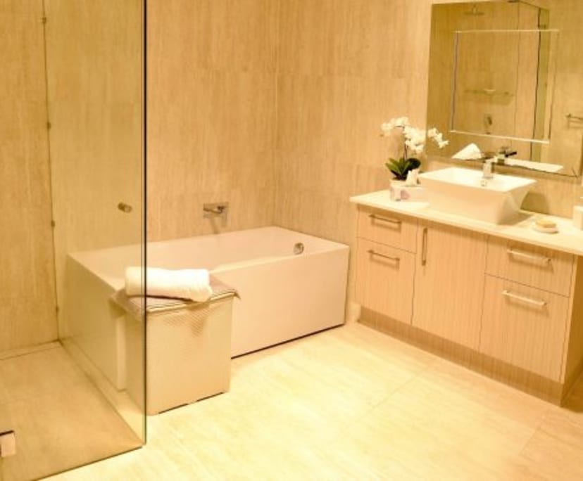 $450, Share-house, 5 bathrooms, Surfers Paradise QLD 4217